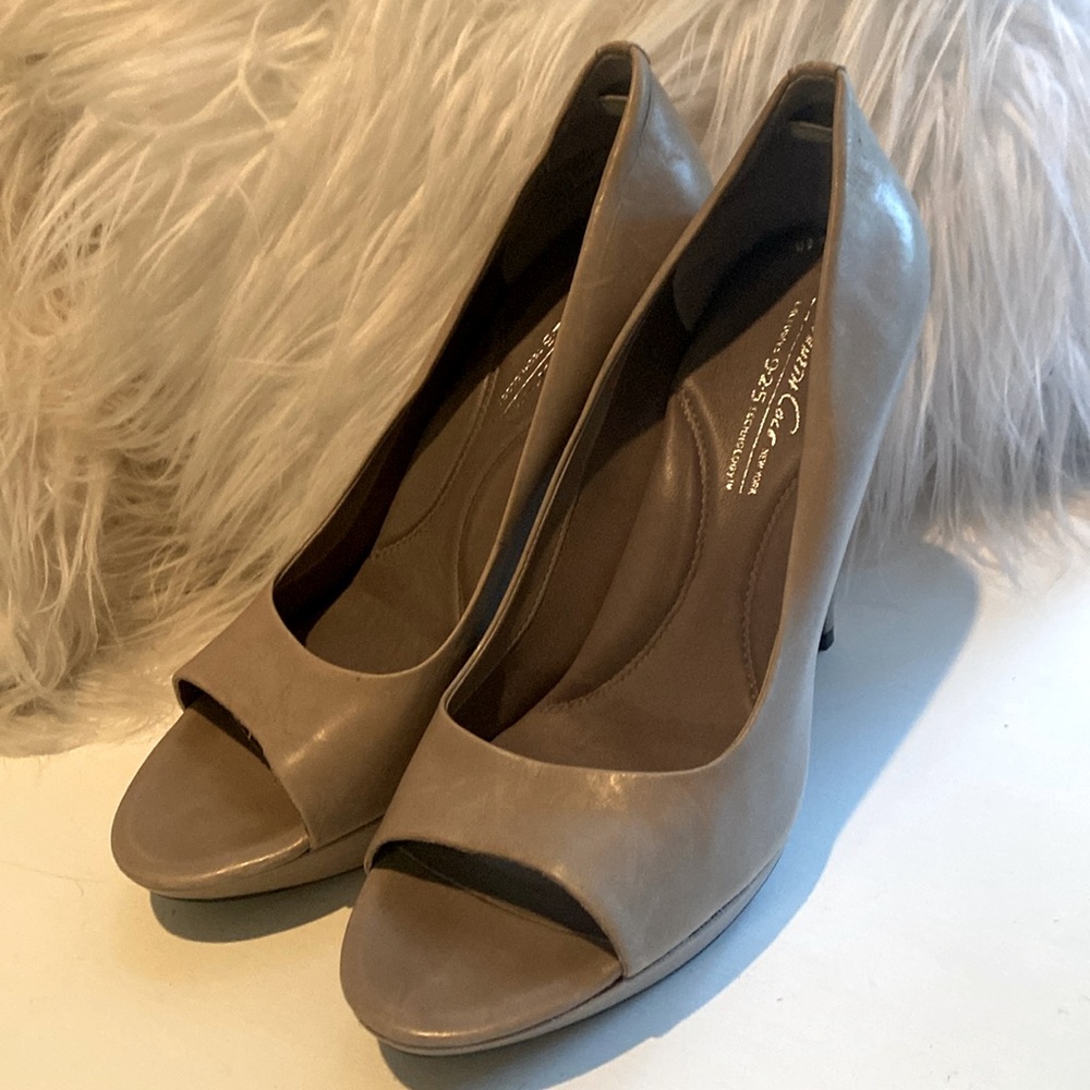 Kenneth Cole, grey leather platform peep toe heels 👠